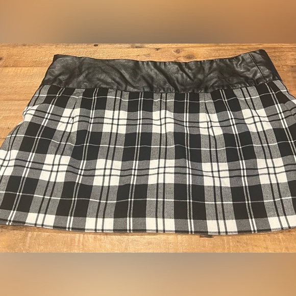 Forever 21 Mini Skirt - Juniors size L - Picture 3 of 8